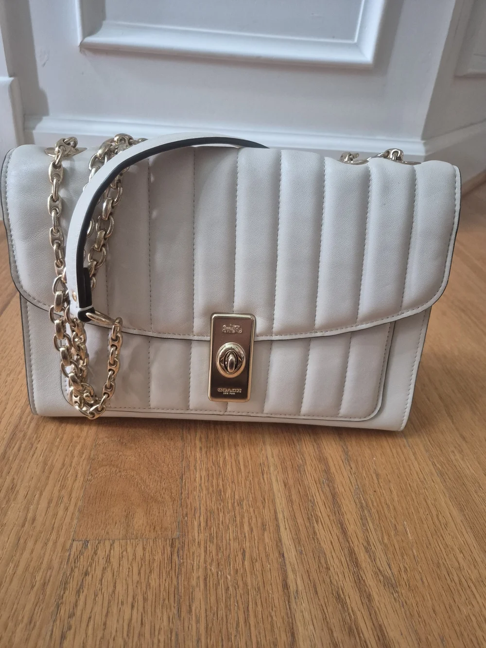 COACH -Shoulder Bag with Gold Chain - White